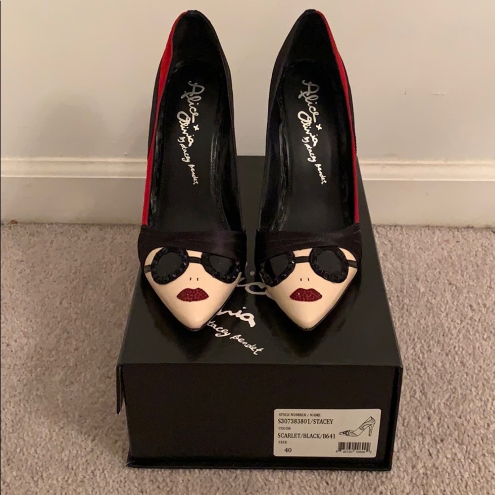 Alice and Olivia Stacey Face Pumps
